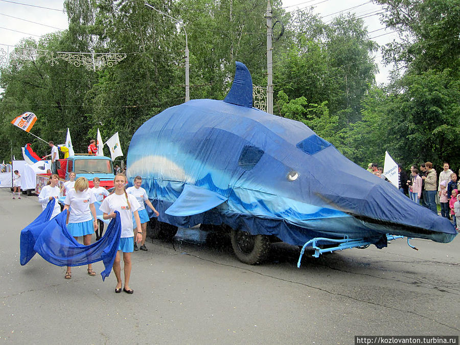 Чудо-юдо-рыба-кит возглавляет колонну Спецавтохозяйства. Томск, Россия