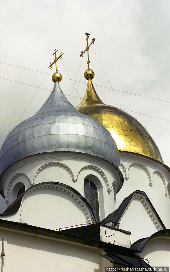 Голубь на кресте центрального купола Софийского собора. Великий Новгород, Россия