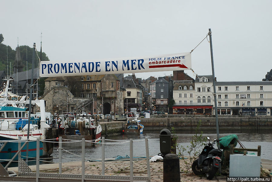 Морские ворота Онфлера, старый залив, набережная Святой Екатерины — любимое место прогулок горожан и туристов в любую погоду. Онфлёр, Франция Морские ворота Онфлера, старый залив, набережная Святой Екатерины — любимое место прогулок горожан и туристов в любую погоду. Онфлёр, Франция