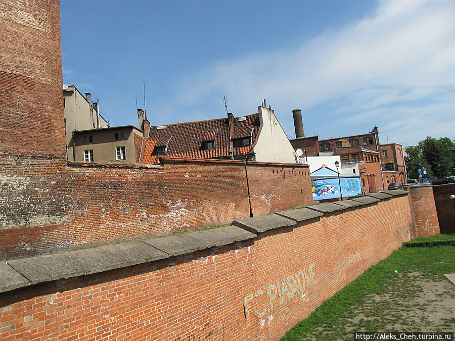 Торунь: крепостные стены и башни старого города Торунь, Польша