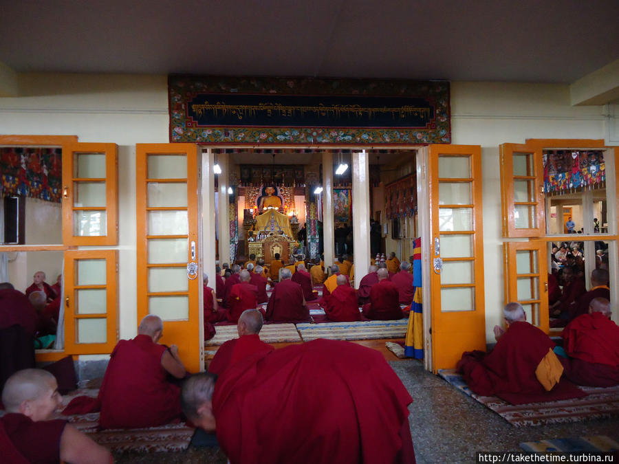 Главный храм. На следующее утро здесь был Далай-Лама, но фотографировать было уже нельзя. Дхарамсала, Индия