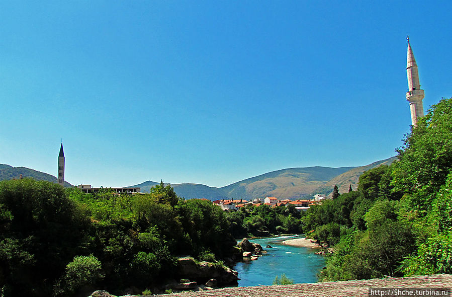 Лазурная вода меж крутые берега — река Неретва Мостар, Босния и Герцеговина