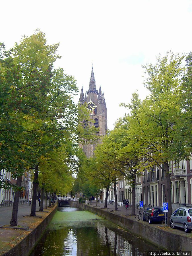 На этой фотографии видно, что башня Старой церкви наклонена (отклонение по оси составляет 1,96 м) Делфт, Нидерланды