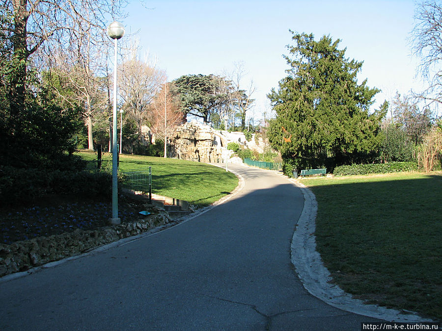 Дорога от метро в парк Дорога от метро в парк