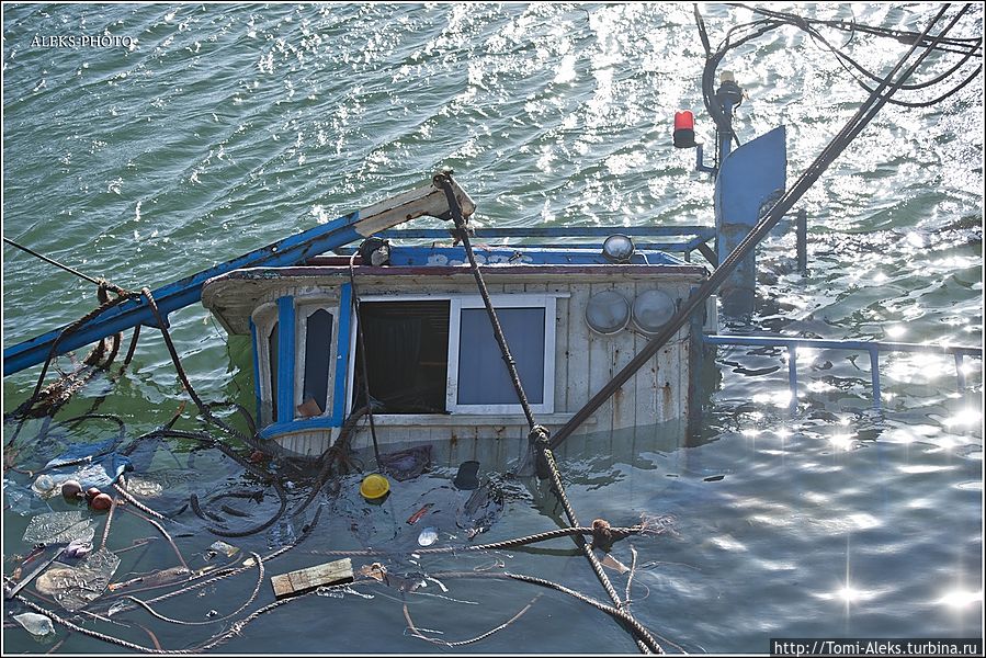 Эта посудина — совсем отдала концы в воду...
* Эта посудина — совсем отдала концы в воду...
*