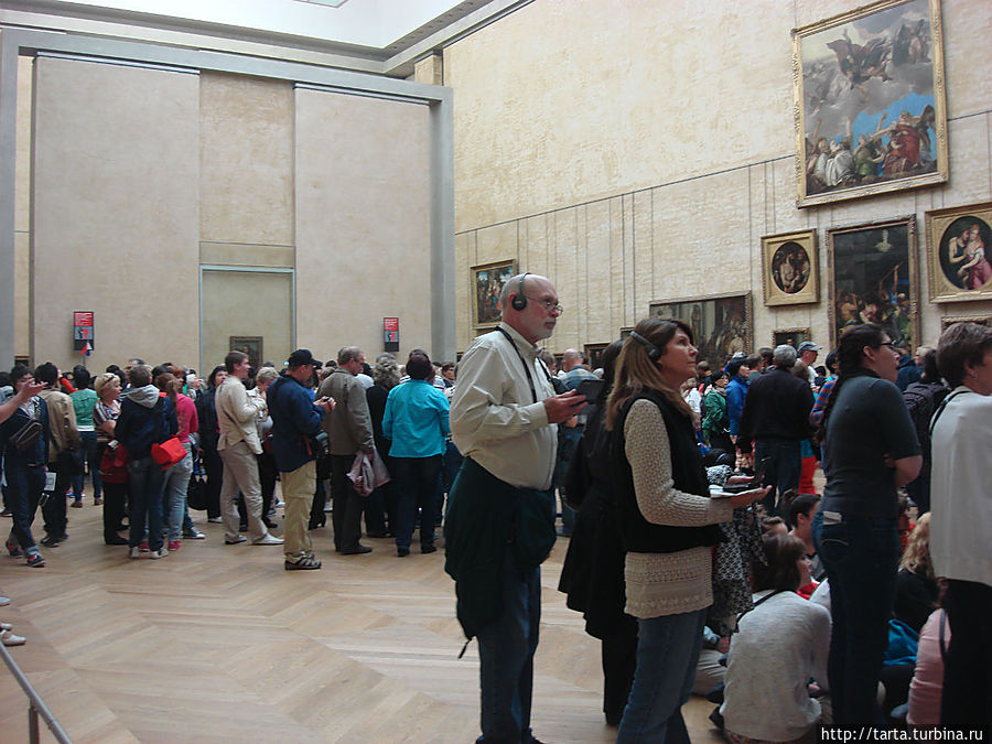 Монна Лиза в окружении стольких людей, что подступиться к ней практически нереально. Монна Лиза в окружении стольких людей, что подступиться к ней практически нереально.