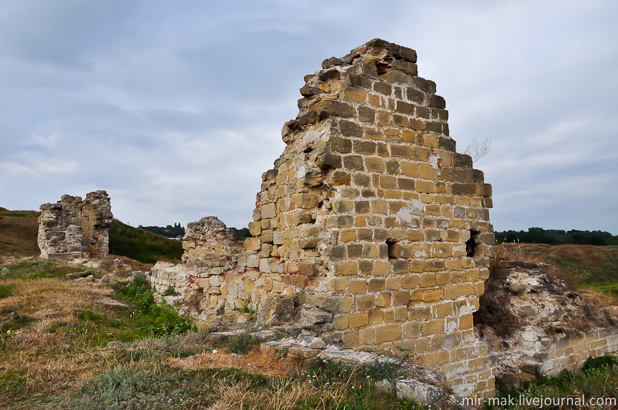 Остатки различных сооружений хаотично разбросаны по территории крепости. На некоторых из них проводятся археологические раскопки. Хотин, Украина