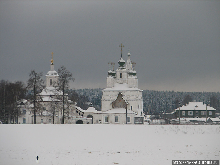 Слева церковь Сергея Радо