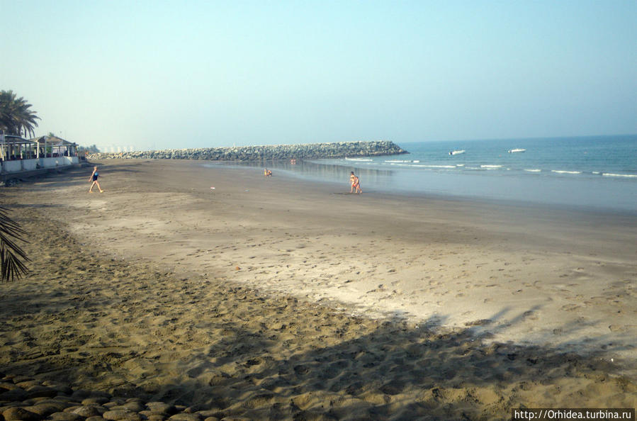 собственный пляж, ограниченный каменными валами Фуджейра, ОАЭ