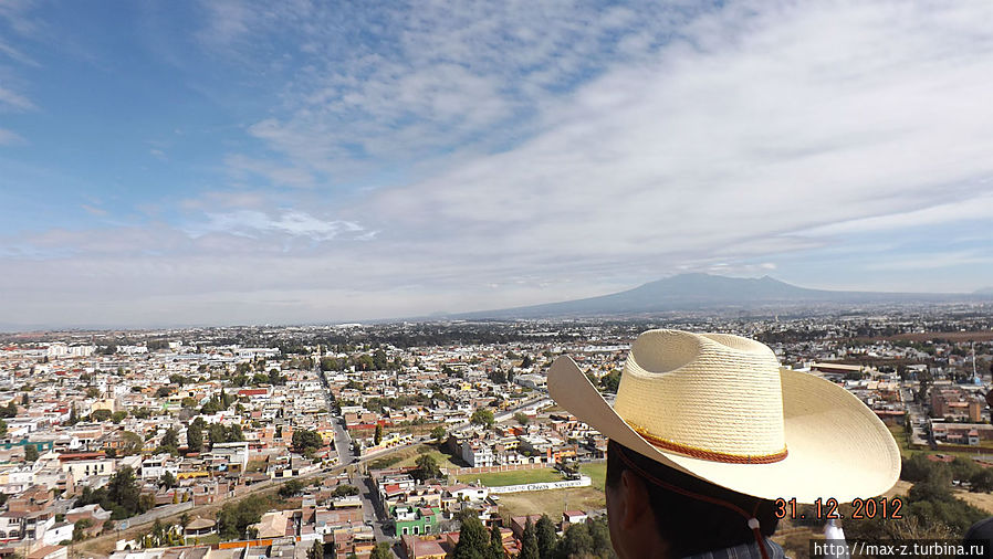 Чолула: церковь на холме или пирамида под церковью Чолула, Мексика