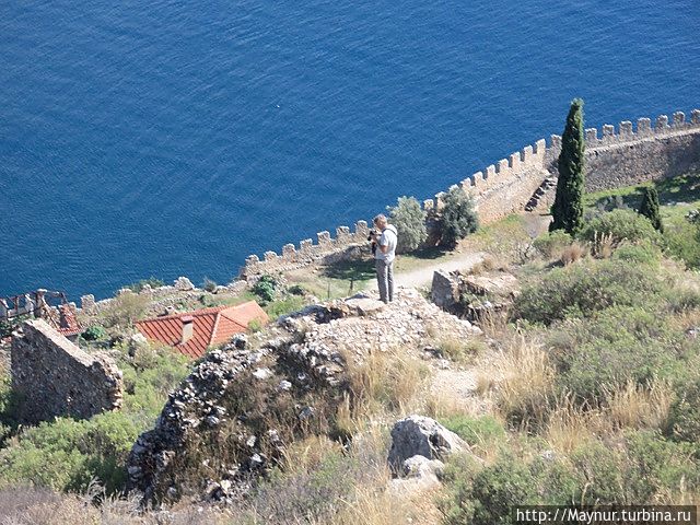 Крепость имеет тройной ряд стен, протяженностью 6.5 км. и множество башен. Алания, Турция