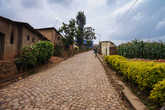 Мощёная дорога  и кусты. Кстати, в Руанде даже в самой глухой деревне кусты аккуратно подстрижены. Когда вам кто-нибудь скажет, что негры дикие, вспомните этот факт.