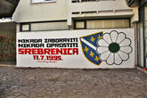 во время войны, жители гоняли друг друга с насиженных мест, этнические чистки шли по всей Боснии. Для бошняков Сребреница стала самой жёсткой трагедией, Сербы отчасти, скрепя признают геноцид в Сребренице, бошняки не забывают, грозятся отомстить. Нынче Сребреница это территория Республики Сербской