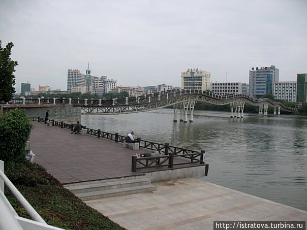 Мост дракона — пешеходный мост через реку Саньяхе. Мост дракона — пешеходный мост через реку Саньяхе.