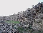В Википедии  данные о крепости очень скудные. В 300- 400 гг. нашей эры принадлежала сельджукам , 8000 лет назад была разрушена и только тюрки , завоевав ее ,позднее провели восстановительные работы и в таком виде она сохранилась до наших дней.