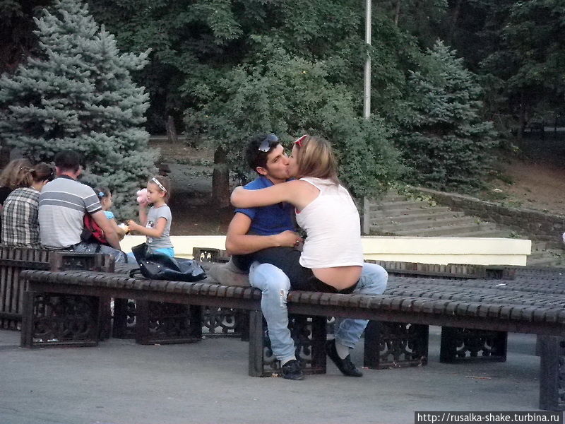 Влюбленные есть во всех парках всех городов) Влюбленные есть во всех парках всех городов)