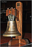 Старинный колокол. Многим предметам в церкви — уже более 250 лет...
*