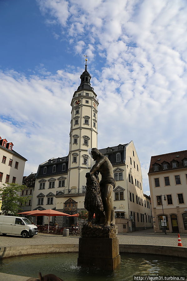 Городская ратуша, имеет винтовую лестницу, можно подняться наверх Городская ратуша, имеет винтовую лестницу, можно подняться наверх