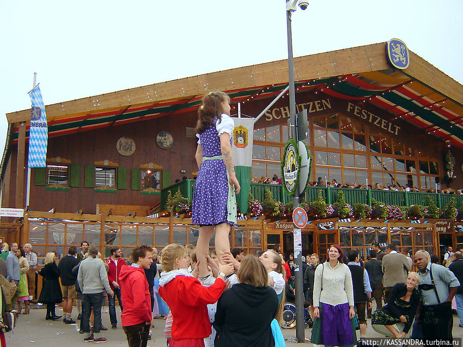 Летающие девушки Мюнхен, Германия Летающие девушки Мюнхен, Германия