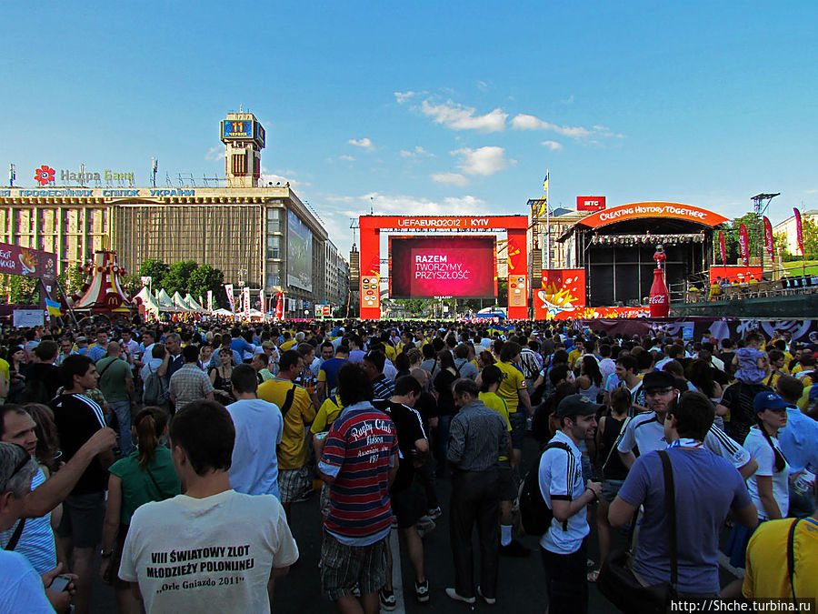 На Майдане очень большой экран и большая сцена, на ней будут проходить реально серьезные мероприятия, одно из них — концерт Queen и Элтона Джона перед финалом Киев, Украина