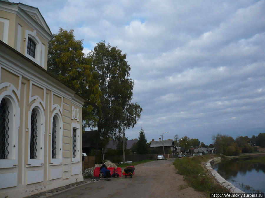 Небольшая прогулка возле монастыря Тихвин, Россия