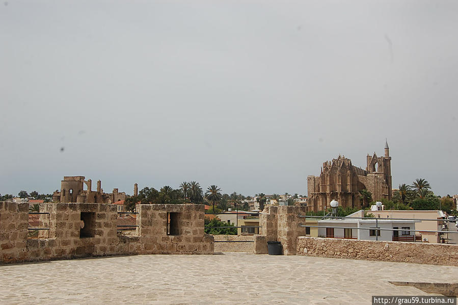 Ворота со смотровой площадкой с видом на город и порт