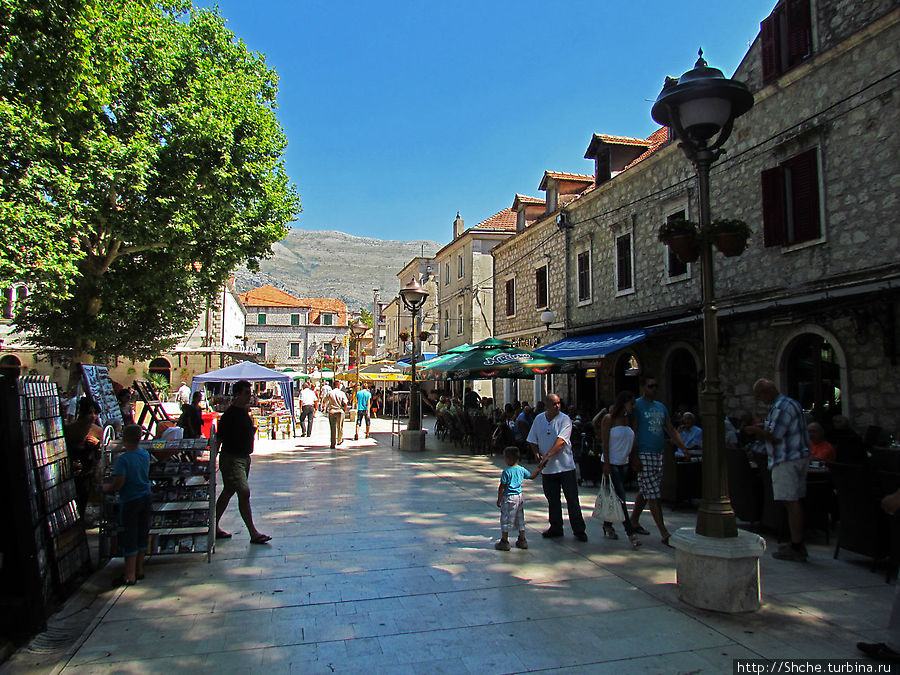 Пройдя вдоль букинистов попадаешь на площадь перед рынком Требинье, Босния и Герцеговина