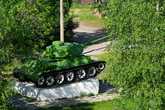 С валов виден танк Т-34 — фрагмент мемориала, посвященного павшим на полях сражений в годы Великой Отечественной войны.