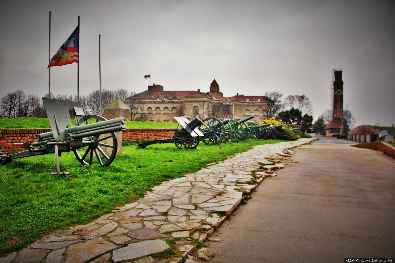 Вдоль стен крепости экспонаты военного музея Белград, Сербия
