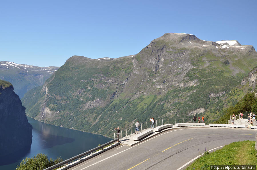 Поднявшись по её серпантину можно увидеть фьорд с высоты орлиного полета. Норвегия