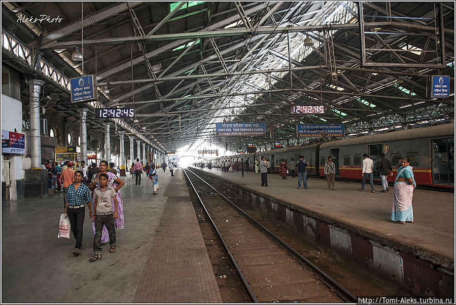 Чем-то напоминает Казанский вокзал в Москве и Московский — в Питере...
* Чем-то напоминает Казанский вокзал в Москве и Московский — в Питере...
*