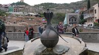 Тбилиси. Памятник соколу и фазану