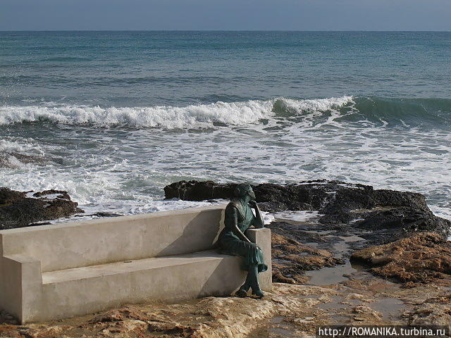 Памятник женам рыбаков на набережной Торревьеха, Испания