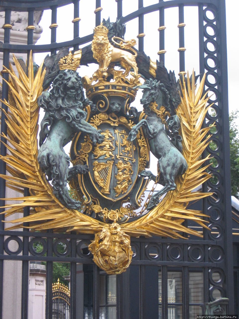 Ворота Букингемского Дворца в Лондоне Лондон, Великобритания