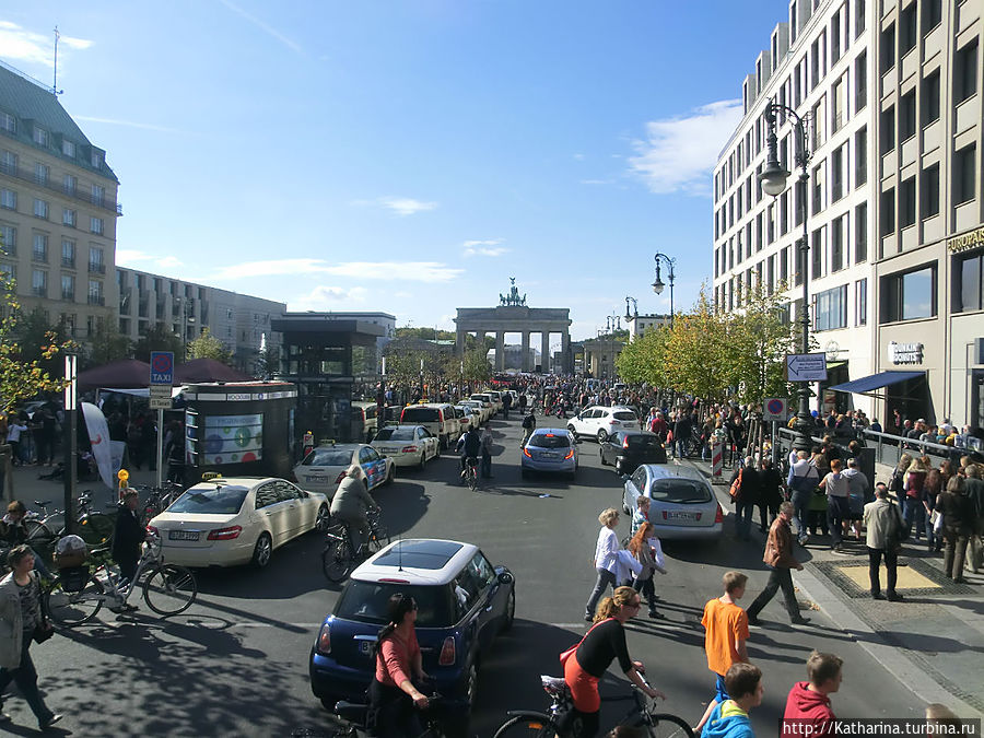 Бранденбургские ворота.Теперь символ объединённой Германии. Бранденбургские ворота.Теперь символ объединённой Германии.