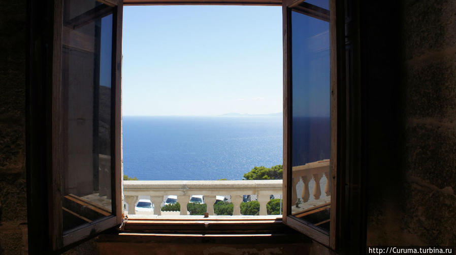 А это — вид на море из окна маяка. Мыс Форментор, остров Майорка, Испания