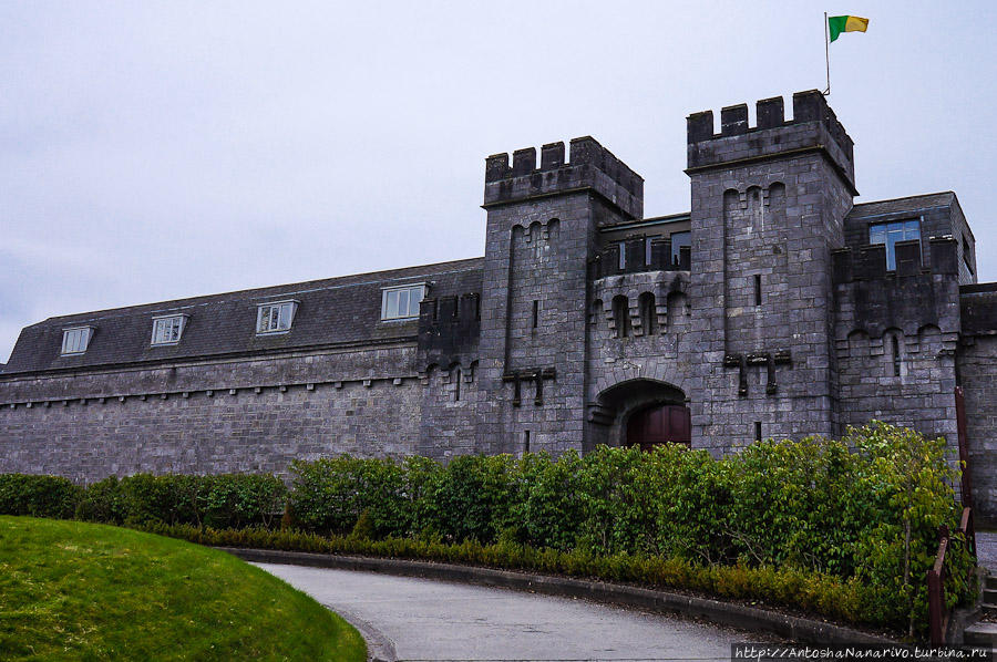 Здание бывшей тюрьмы. Зелёно-жёлтый флаг это флаг графства Оффали. Талламор, Ирландия