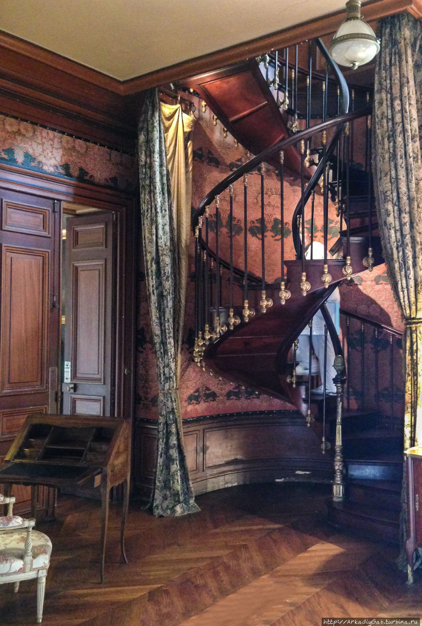 Хозяин (тот, что барин) настолько влюбился в эту лестницу на выставке в Париже, что ради нее отгрыз от своего замка целое крыло. Иначе его красавица демонстративно отказывалась входить в помещение. Монтрезор, Франция