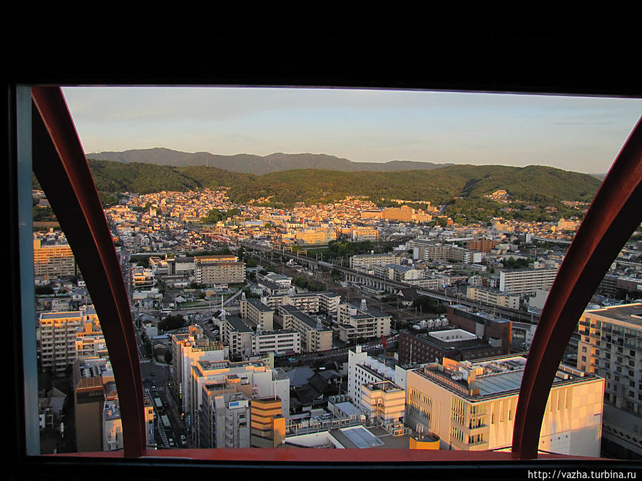 Киотская  башня и немного вечернего Киото. Киото, Япония
