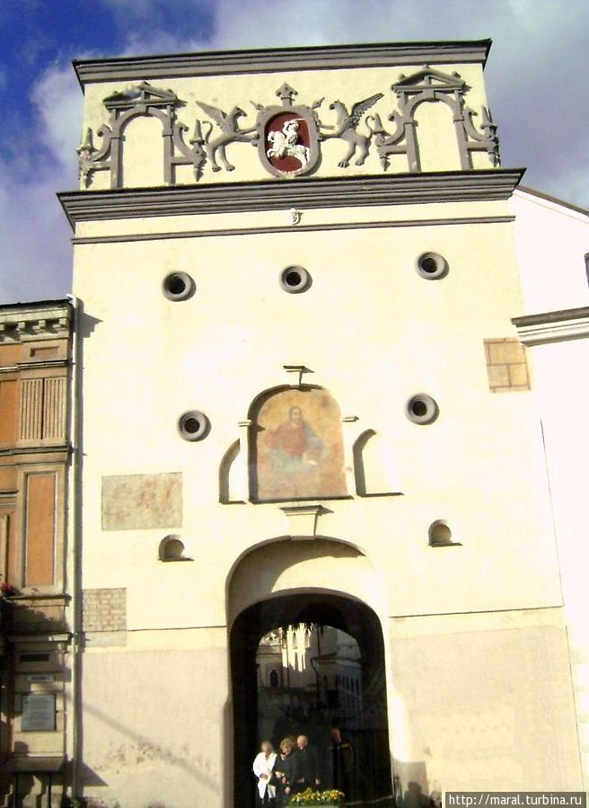 Острая брама (Aušros Vartai) — Ворота Зари — единственные сохранившиеся ворота городской стены XVI века Вильнюс, Литва