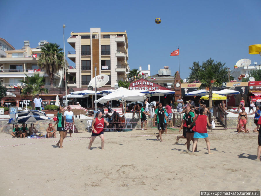 Корфбол на пляже Алтынкум в Дидиме Дидим, Турция