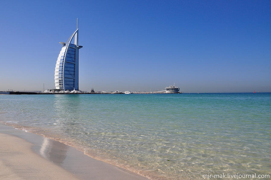 Если Ваш отель в Дубае находится где-то в центре города, а не на побережье, то скорее всего, в нем будет предлагаться бесплатный трансфер к одному из городских пляжей, например к Umm Suqeim Public Beach, или как его еще называют — Jumeira Open Beach. Этот пляж известен самым лучшим видом на знаменитый на весь мир отель-парус Бурдж Аль Араб. Дубай, ОАЭ