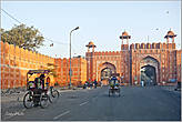 Вот они Джайпурские ворота — вход в город. Сразу за ними по периметру всех стен идут торговые ряды...
*