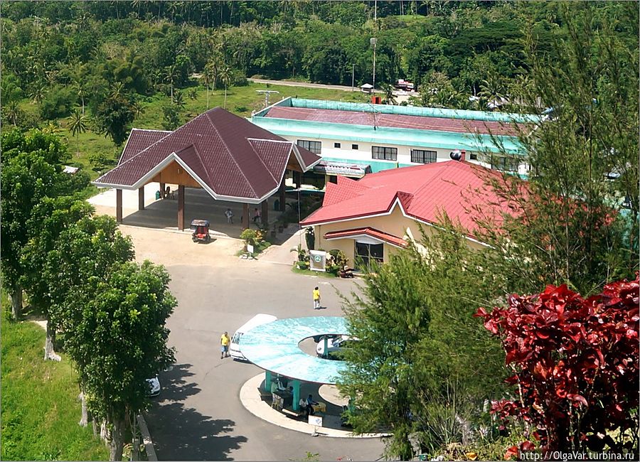 На первом ярусе одного из холмов выстроена площадка, где можно передохнуть и перекусить На первом ярусе одного из холмов выстроена площадка, где можно передохнуть и перекусить