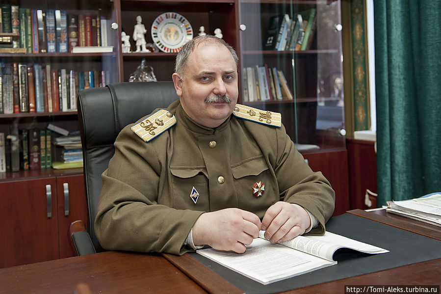 Директор Корпуса в своем кабинете...
* Воронеж, Россия