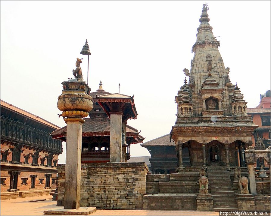 В 1699 году перед храмом Ватсала Дурга была установлена колонна короля Бхупатиндра Малла, самого яркого представителя династии Малла, оставившего заметный след в архитектуре и истории Бхактапура. Между ними — большой бронзовый колокол Таледжу Бхактапур, Непал