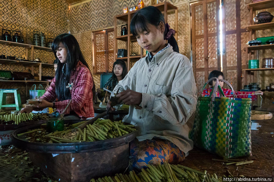 Сигарное производство на озере Инле Озеро Инле, Мьянма Сигарное производство на озере Инле Озеро Инле, Мьянма