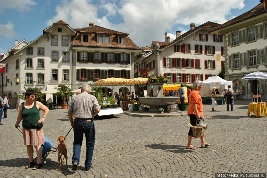Субботний рынок на Ратушной площади Тун, Швейцария