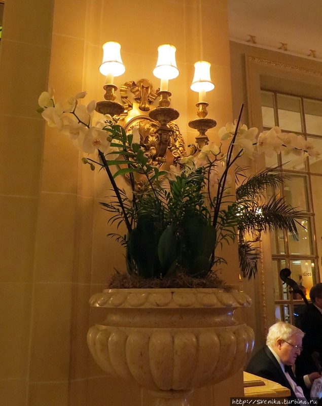 Чаепитие в отеле Ритц Лондон, Великобритания Чаепитие в отеле Ритц Лондон, Великобритания