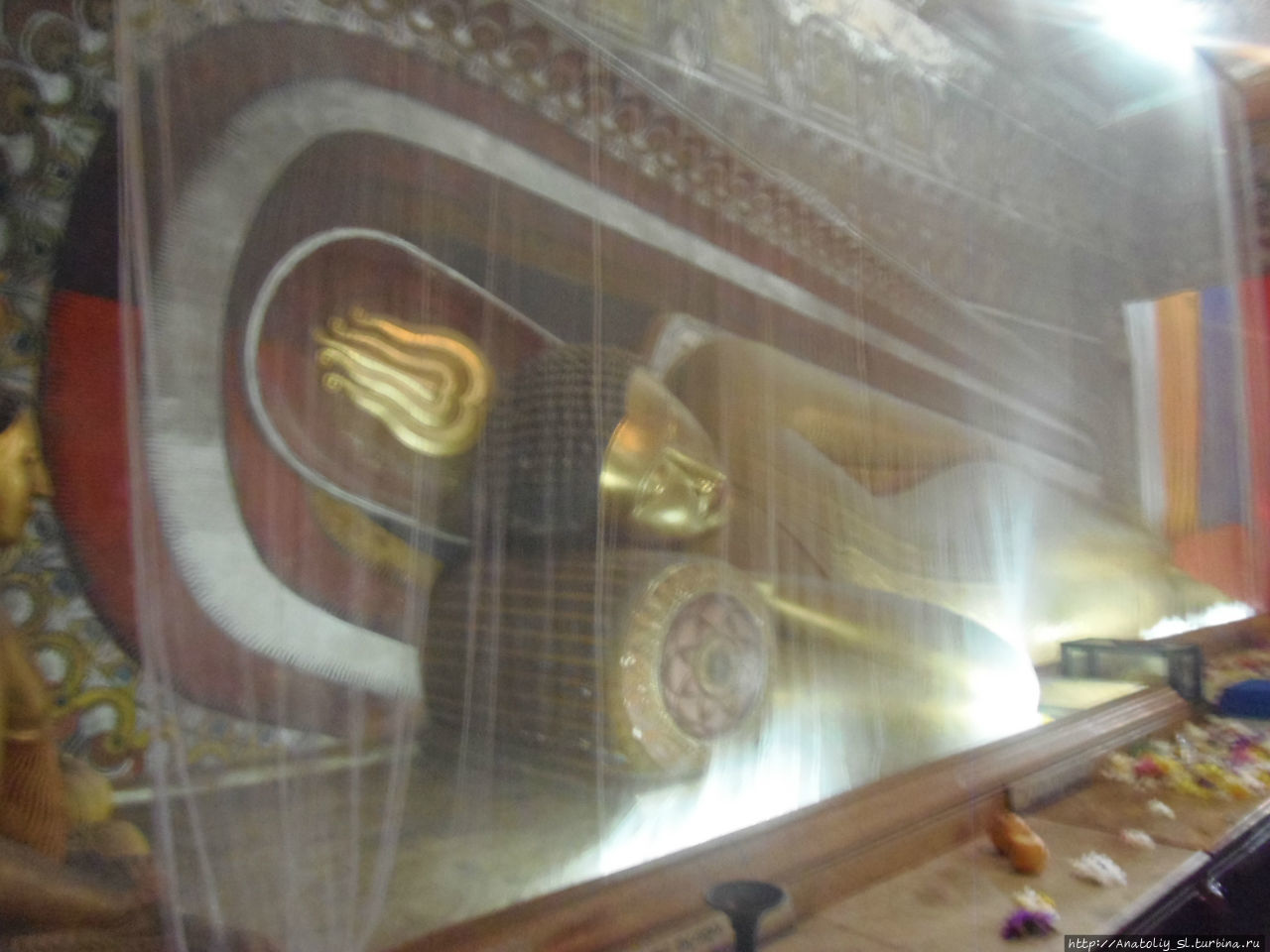 Внутри храма находится большая статуя лежащего Будды, длиной около 8 метров. Келания, Шри-Ланка